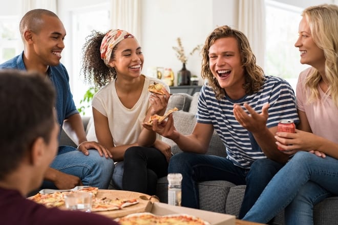 Amigos Divirtiéndose Mientras Comen Pizza - Como Jugar 21 Preguntas