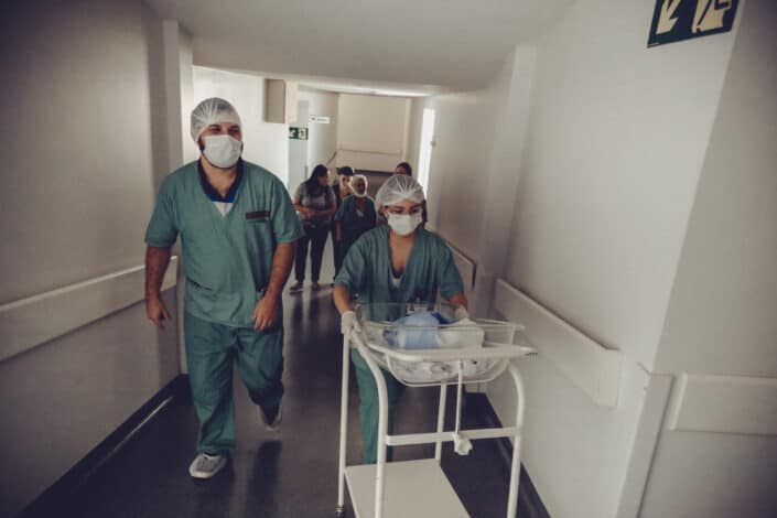 Trabajadores del hospital en el pasillo