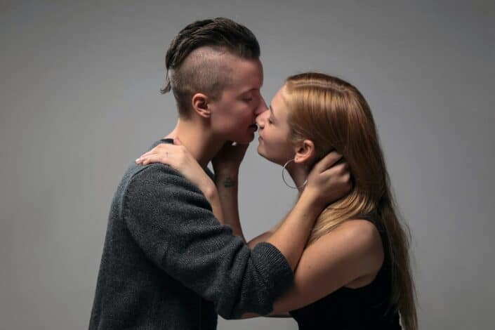  pareja joven a punto de besarse