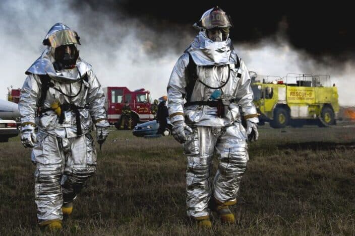Hombre en traje plateado bajo nubes negras