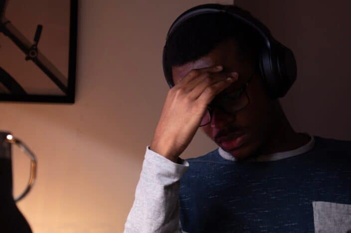 mujer en suéter gris que cubre su rostro