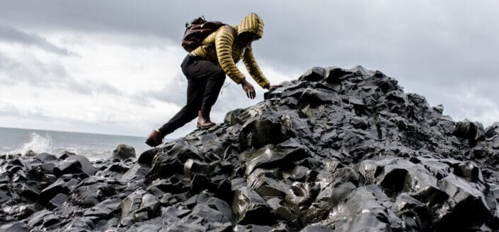 Hombre subiendo montón de rocas