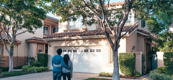 Par de pie frente a su casa