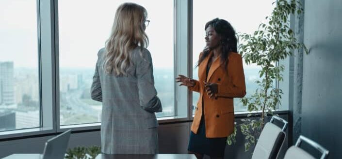 mujeres empresarias hablando de trabajo