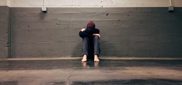 Persona apoyado en la pared