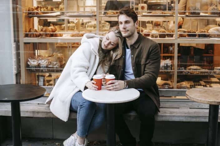 Vinculación pacífica de pareja sentada cerca de la panadería