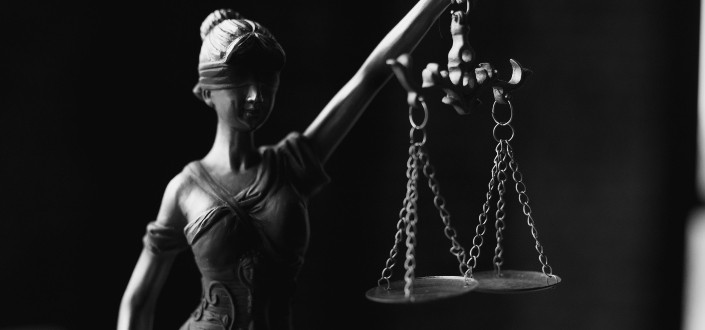 mujer sosteniendo la balanza de la justicia