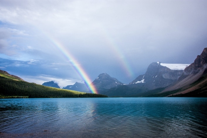  Se forma un arco iris doble sobre el lago Bow