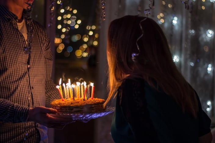cumpleaños nacimiento a punto de soplar velas de cumpleaños