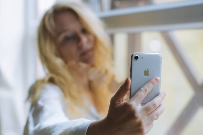 Mujer tomando un selfie con su teléfono