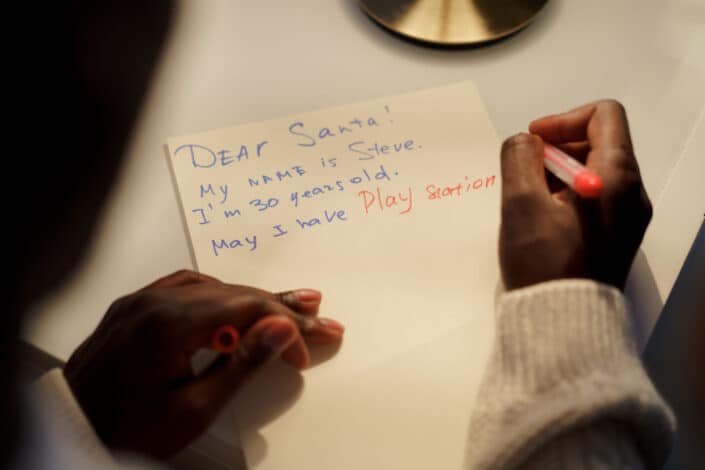  Una persona escribiendo su lista de deseos