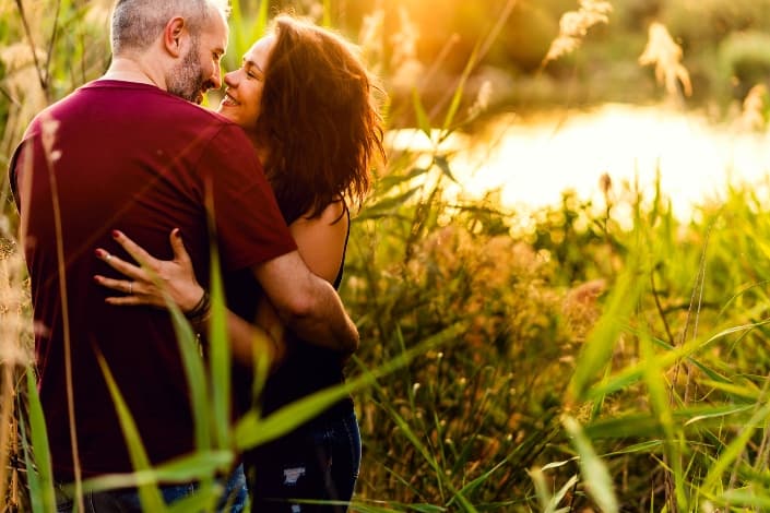  pareja besándose en el campo de hierba verde