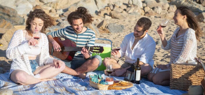 Amigos Tocando Musica En La Playa