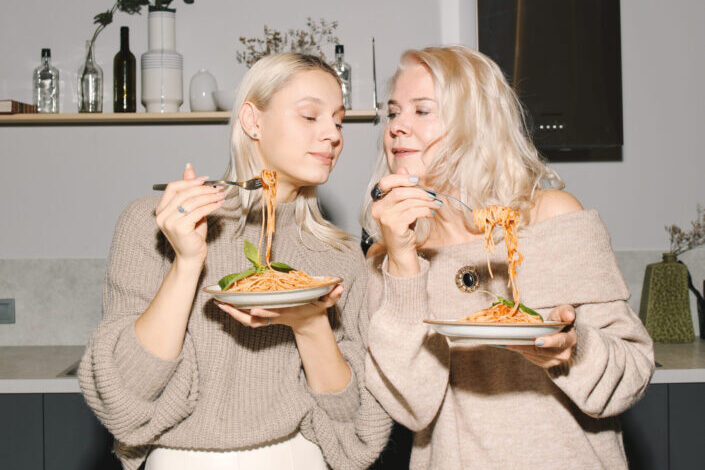 Mamá e Hija Comiendo Espaguetis