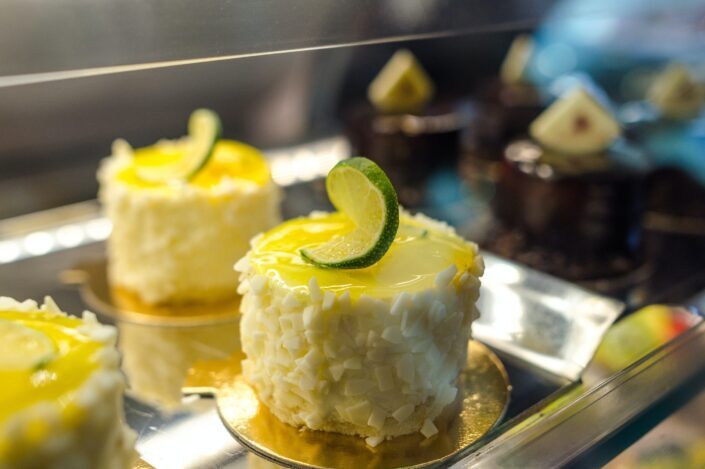 close-up-photo-of-pastry-with-lime-