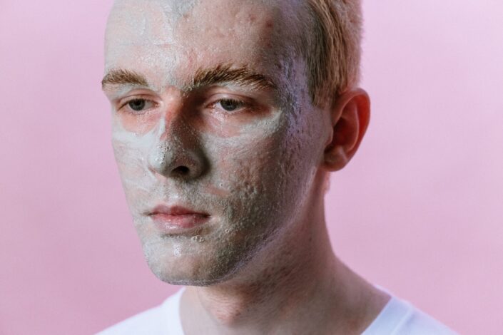 hombre con polvo blanco facial