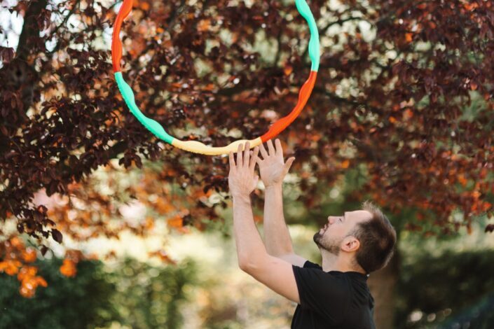 hombre lanzando hula hoop