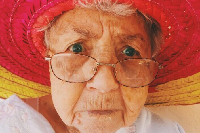 una hermosa abuela que parecía estar enojada