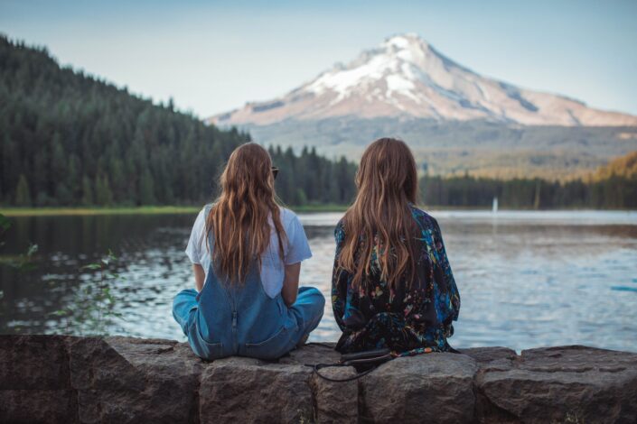 dos adolescentes mirando una montaña