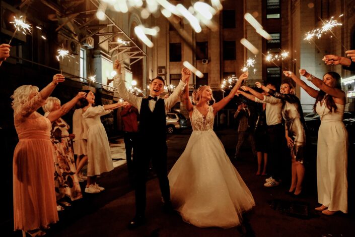 pareja de recién casados ​​bailando