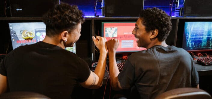 Hombres jugando juegos de computadora